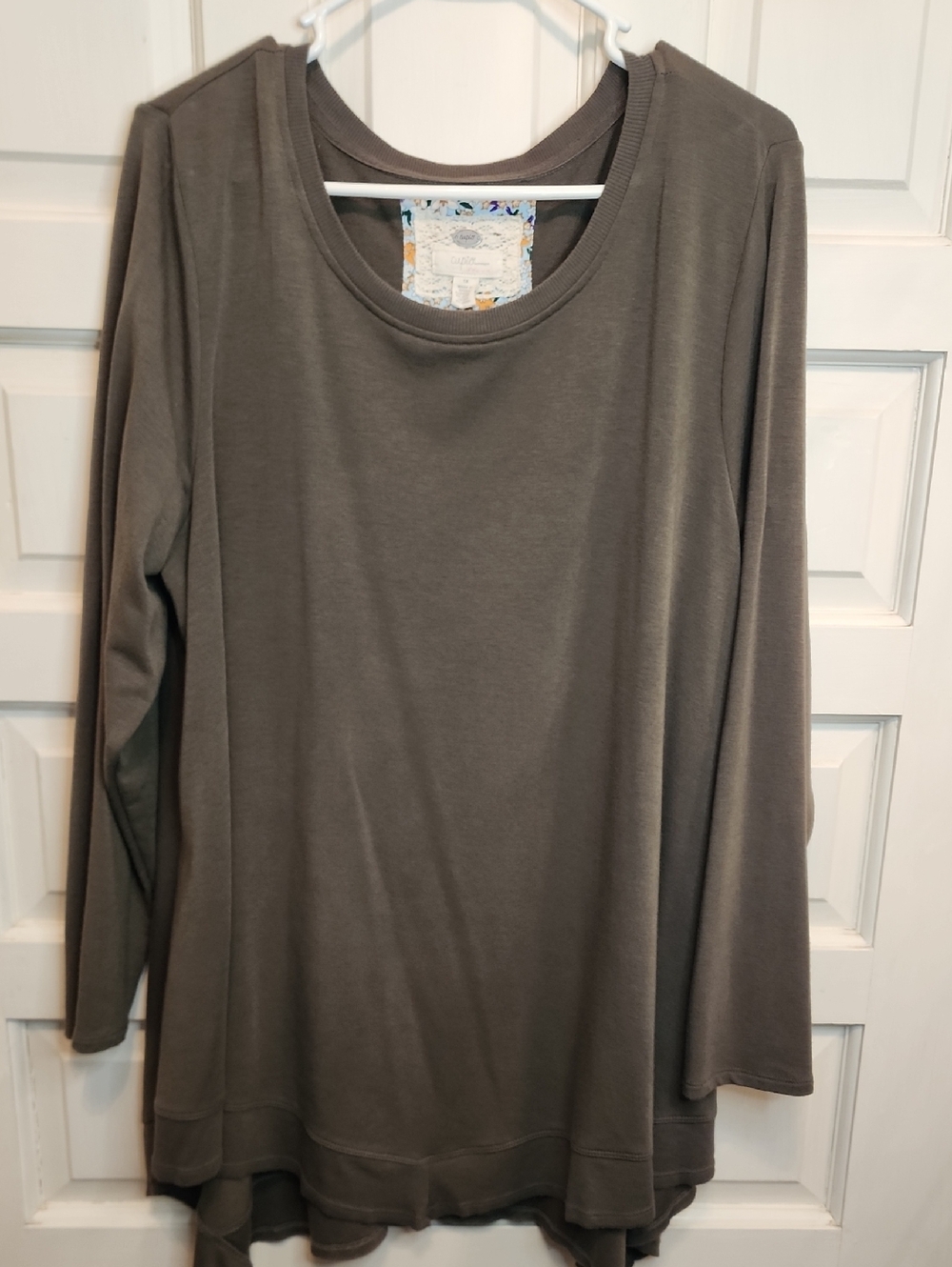 Cupio Women's Long Sleeve Scoop Neck Top in Olive Green